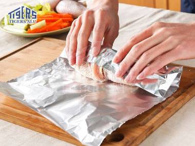 How to Use Aluminum Foil ? Wrap chicken thighs in aluminum foil